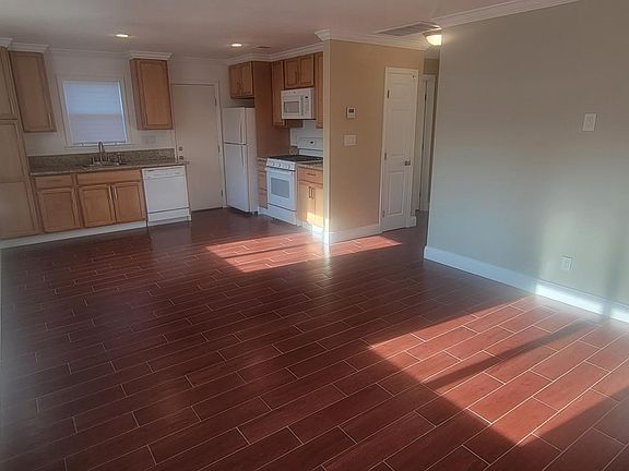 3rd image of 1061 E San Antonio St