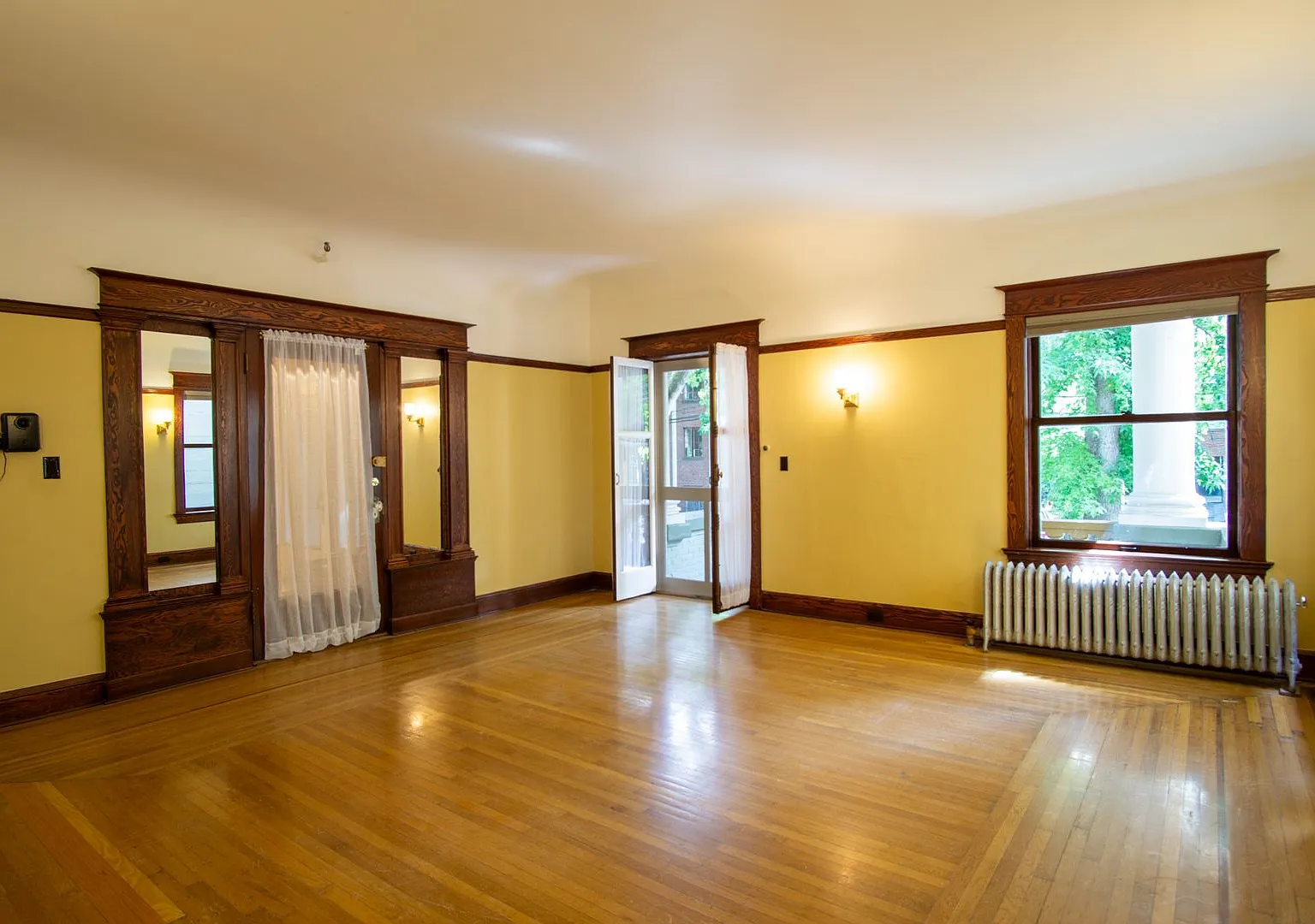 Gorgeous 2 Bedroom in Historic NW Building You Have GOT to See to Believe! — Photo 3