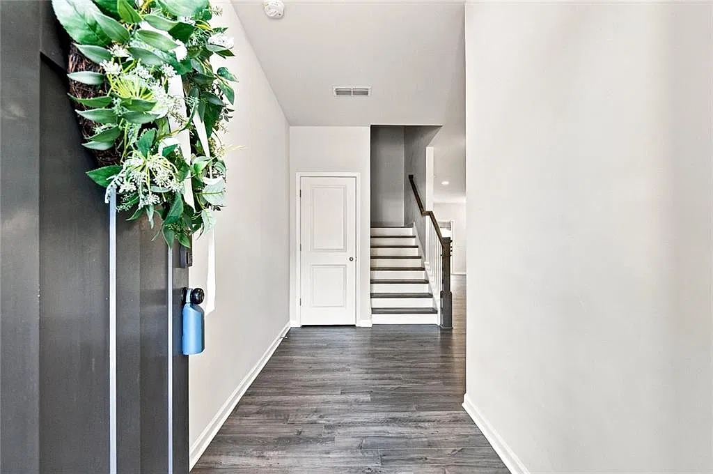 3 bed, 2.5 bath, 2036 sqft, $2,500 — Photo 2