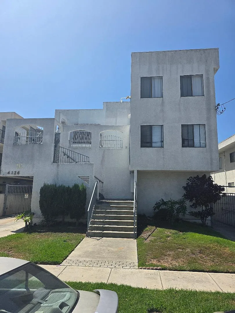2 bed, 900 sqft, $2,700 — Photo 2