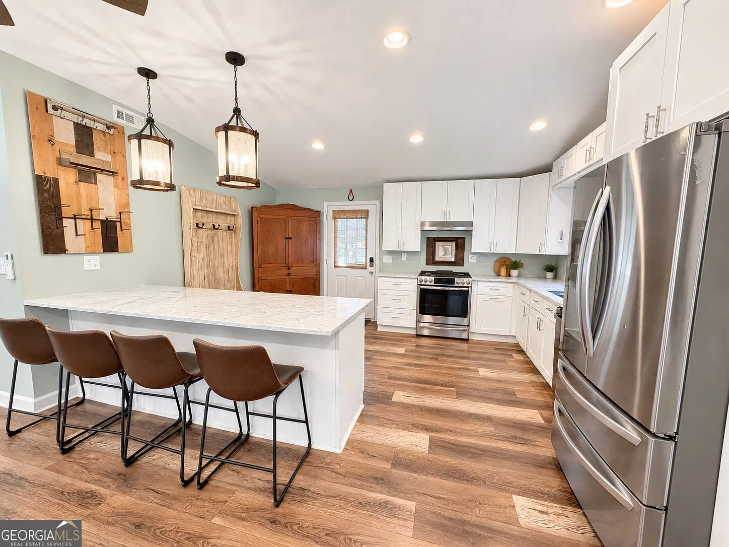 3 bed, 2.0 bath, 960 sqft, $3,300 — Photo 2