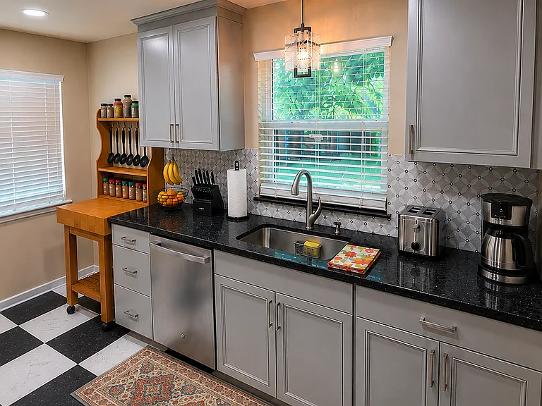 1301 Sunset Dr — Photo 8