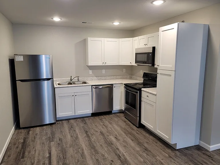 Creekside Apartments — Photo 23