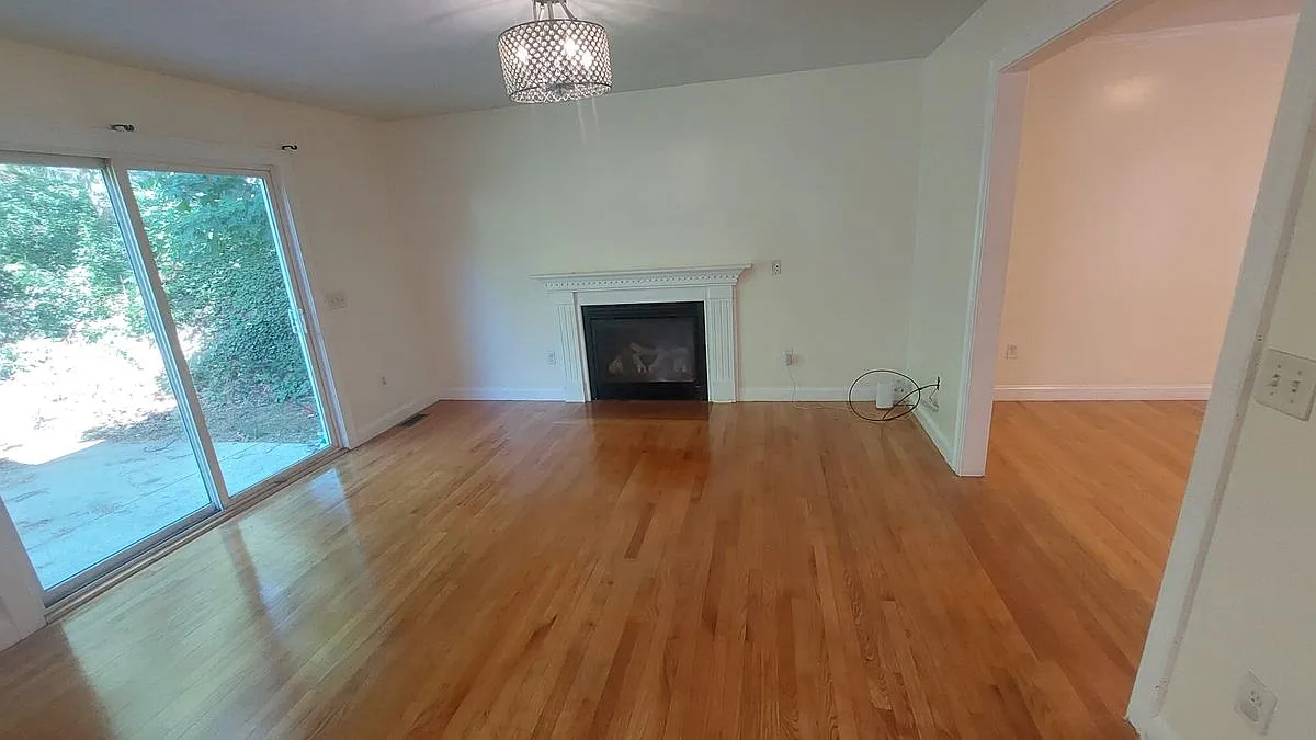 5 bed, 3.5 bath, 2419 sqft, $6,500 — Photo 3