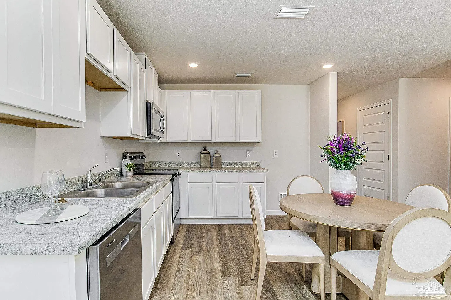 4 bed, 1417 sqft, $2,300 — Photo 2