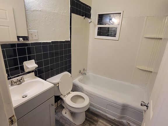 3rd image of 2816 Fairwood Ave