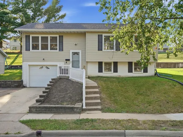 2207 Graham Cir, Dubuque, IA 52002