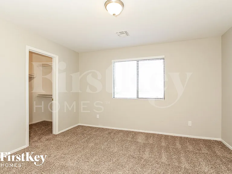 6724 S 49th Dr — Photo 9