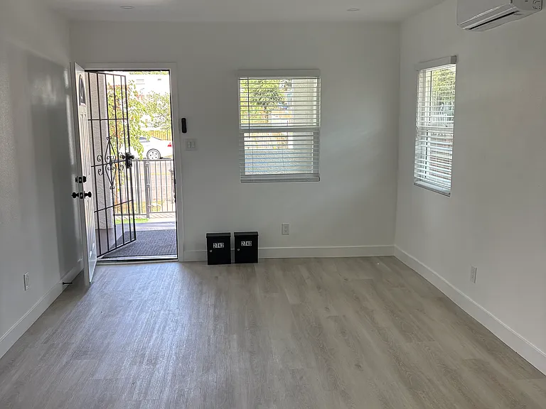 2740 Wabash Ave — Photo 11