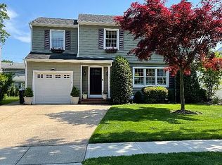 162 Pine St, Garden City, NY 11530