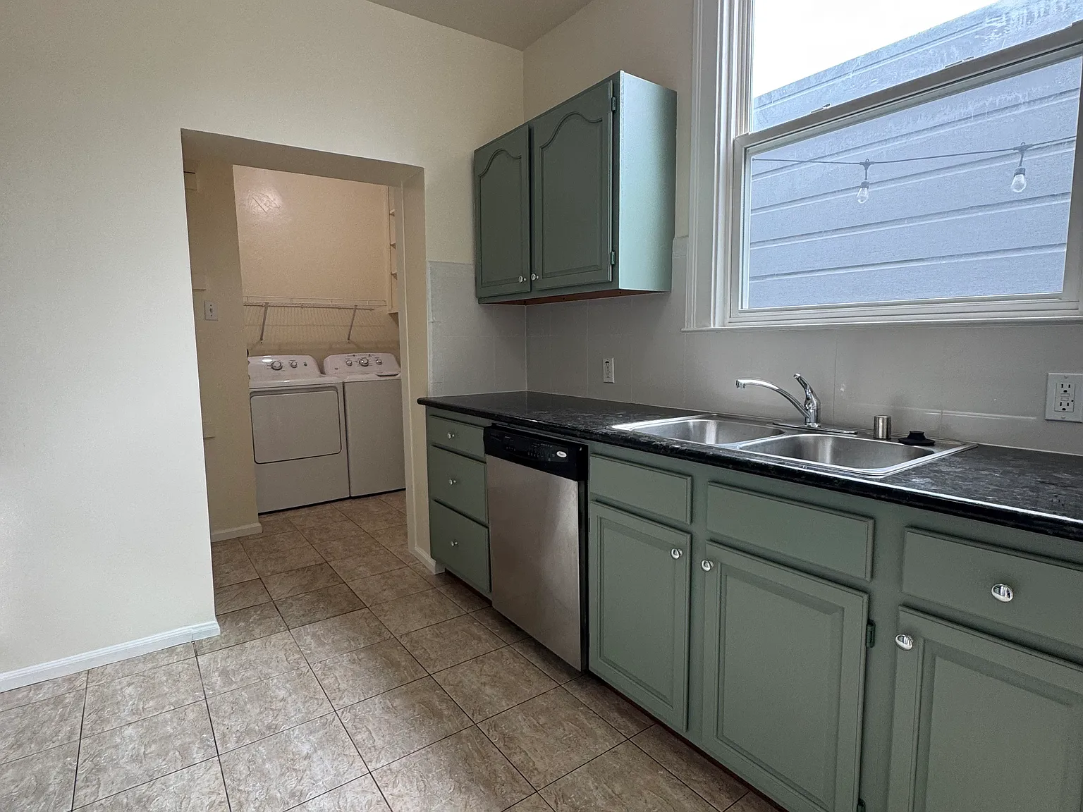 3 bed, 1.5 bath, 1720 sqft, $8,995 — Photo 2