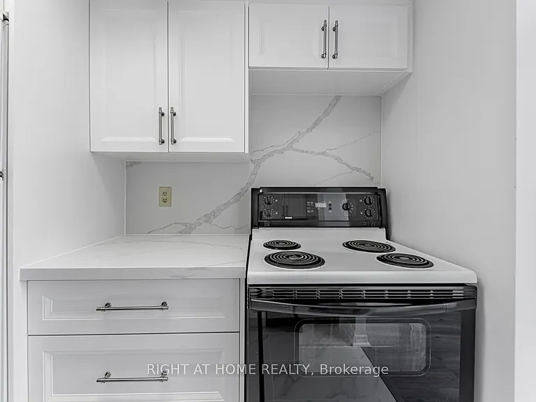 88 Alton Towers Cir #406 — Photo 5
