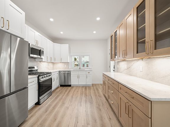2nd image of 13 E 32nd St