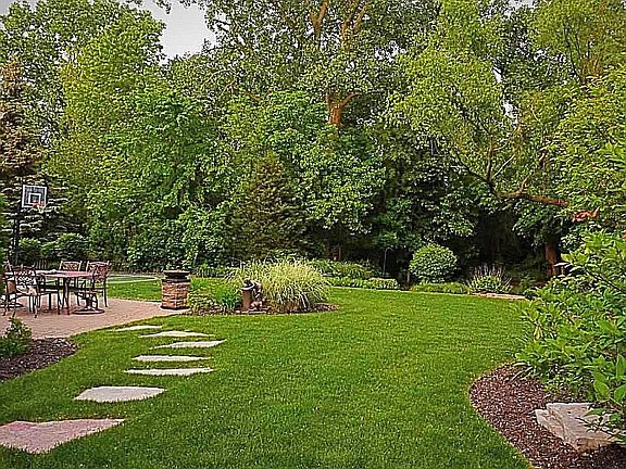 Prívate wooded backyard