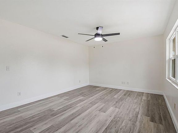 3rd image of 3220 Netherwood Dr