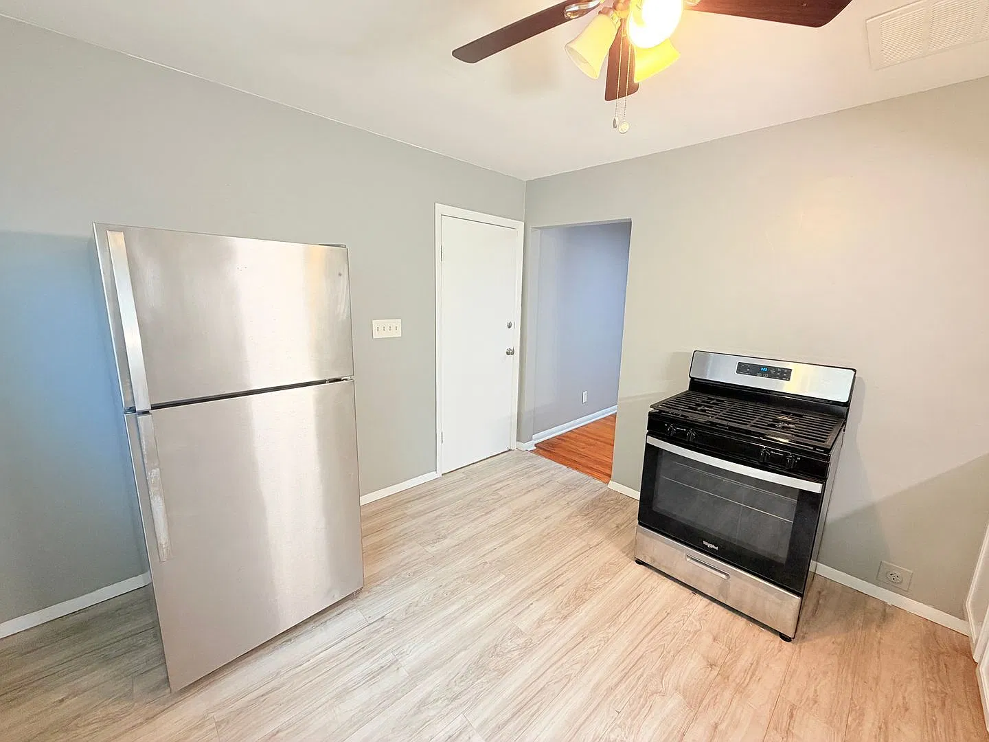 3 bed, 1.0 bath, 1299 sqft, $1,498 — Photo 3