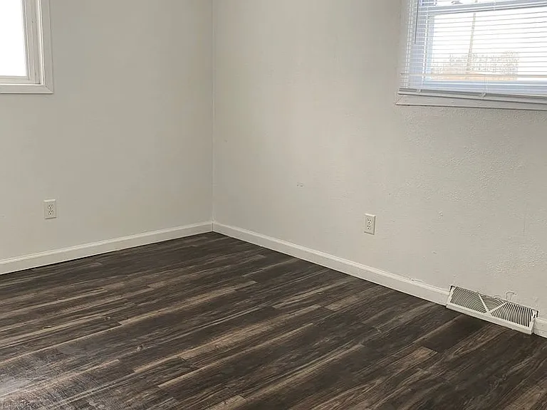 1246 Columbia St — Photo 8