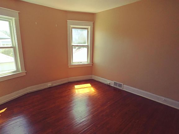 4th image of 157 Crestwood Ave