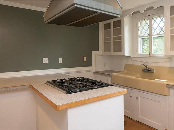 5th image of 49 Marlborough St