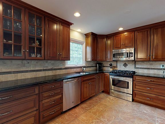 3rd image of 10 Stanford Pl