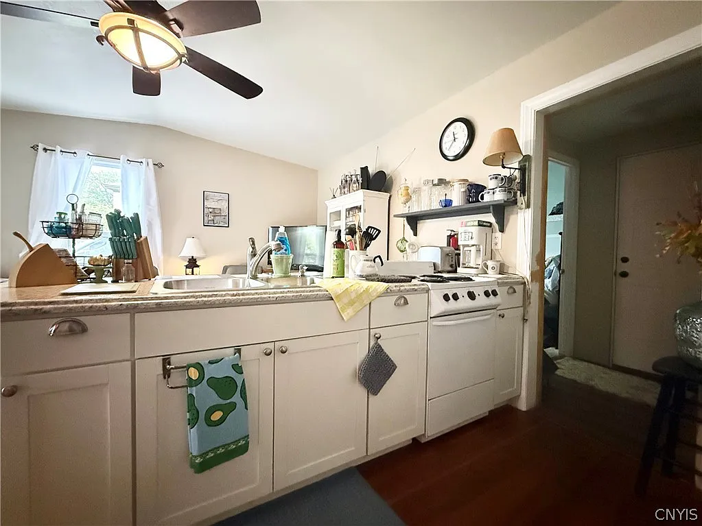 1 bed, 1.0 bath, 700 sqft, $1,200 — Photo 4