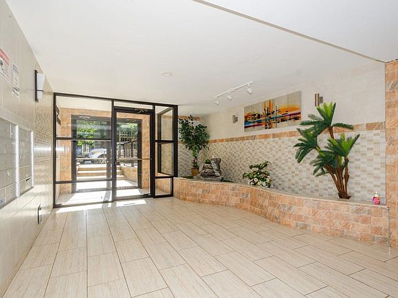 5th image of 5533 N Kenmore Ave #307