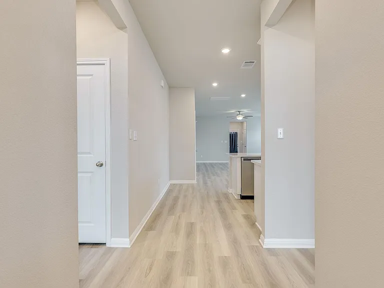 900 Main St — Photo 17