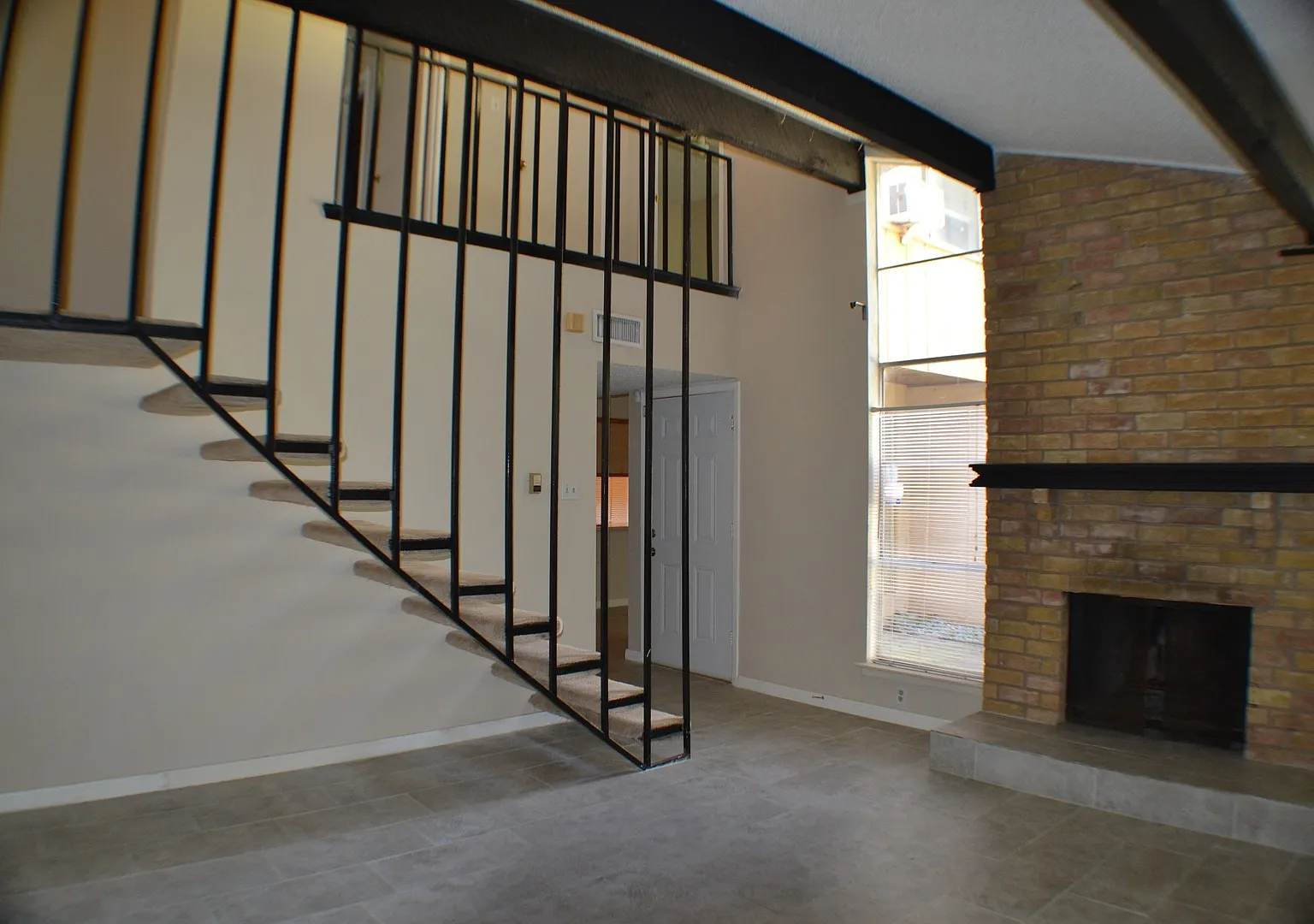Townhouse for Lease in Dallas — Photo 3