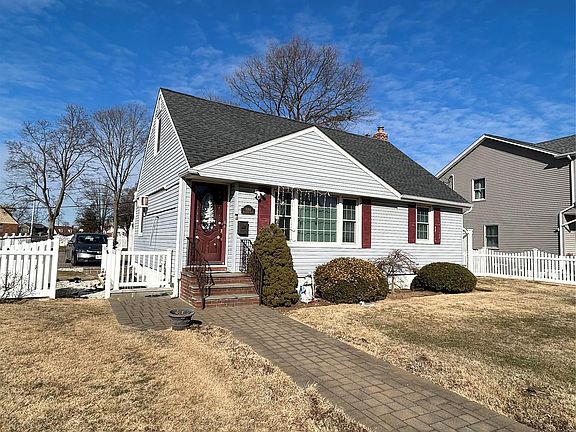 2nd image of 1096 Shelburne Drive