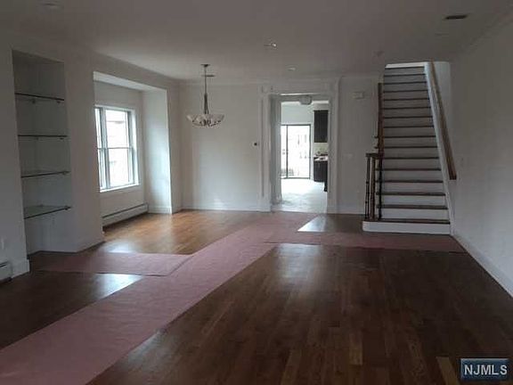 3rd image of 2175B Linwood Ave