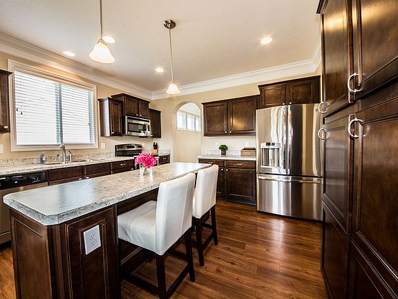 3rd image of 168 Rosscommon Dr