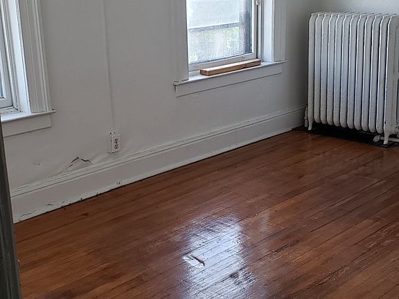 3rd image of 184 S Swan St #3