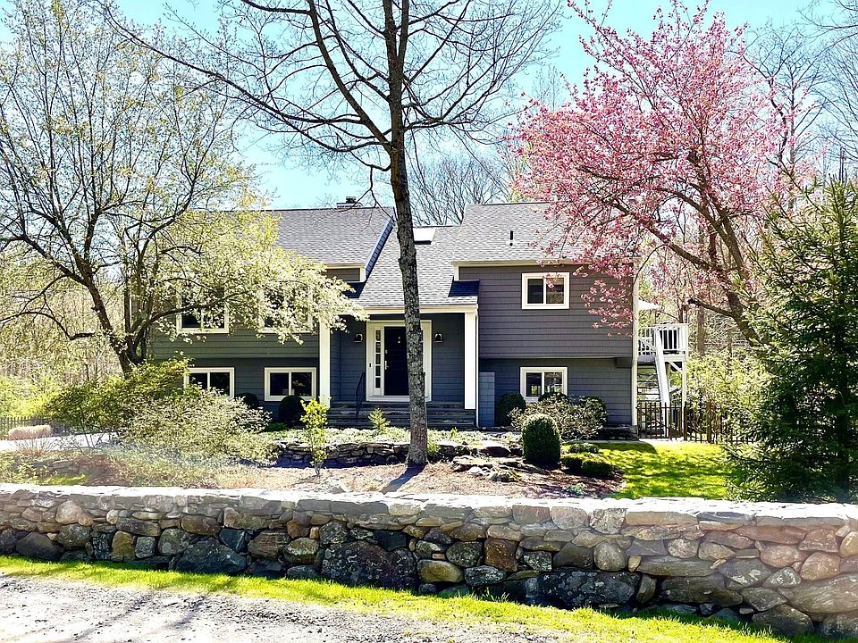 1st image of 1 Jingle Ln
