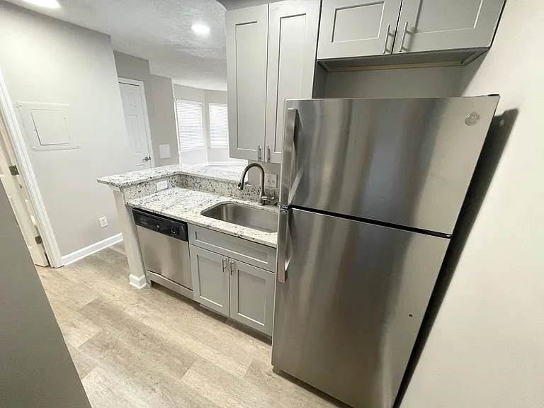 415 W 10th St — Photo 3