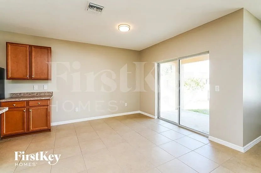 4 bed, 2.0 bath, 1828 sqft, $2,370 — Photo 4
