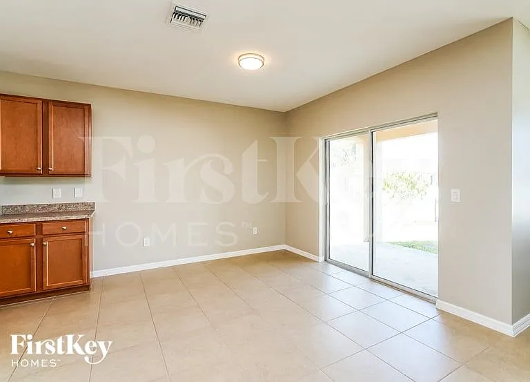 1402 NW Juanita Pl — Photo 4