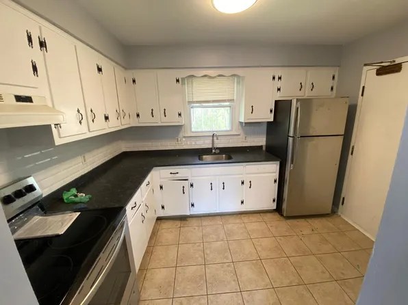 44 Briarwood Ln, Branford, CT