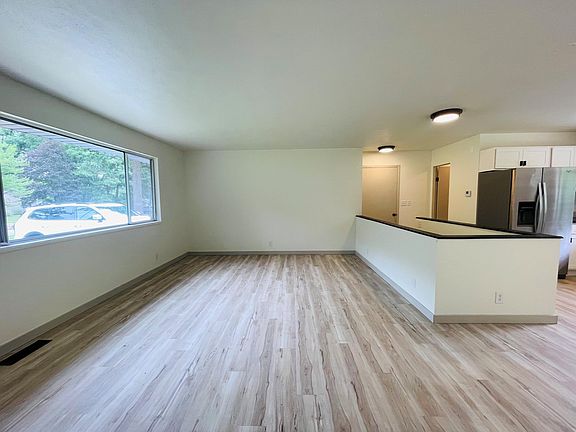 4th image of 26421 Acorn St