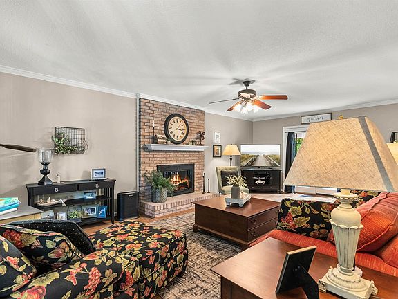 3rd image of 104 Wolf Creek Ct