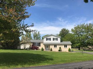 716 S Cottonwood Rd, Walnutport, PA 18088
