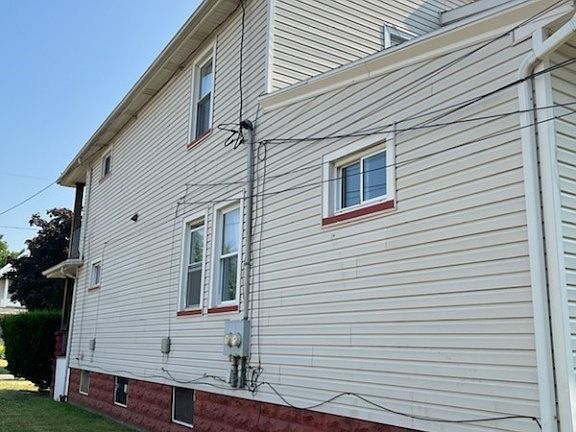 3rd image of 9106 Rosewood Ave