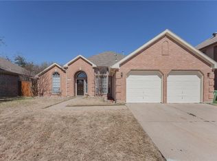 211 Jennifer Ln, Arlington, TX 76002