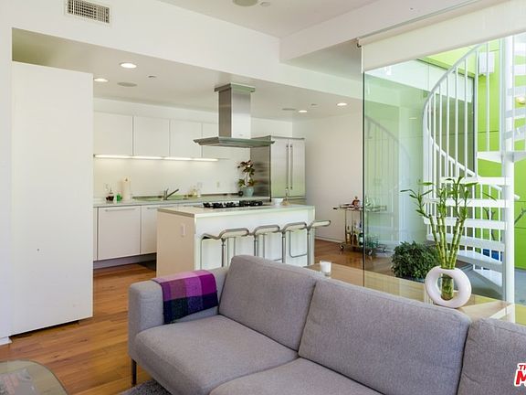 5th image of 825 N Kings Rd APT 11