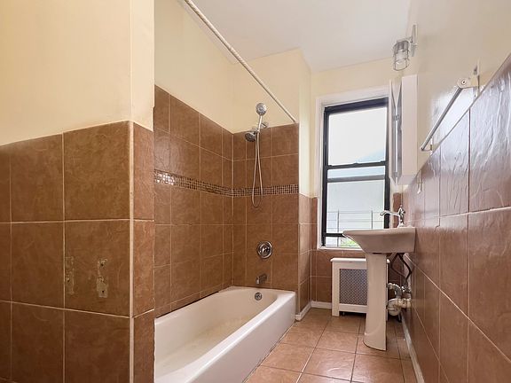 5th image of 102 Pioneer St