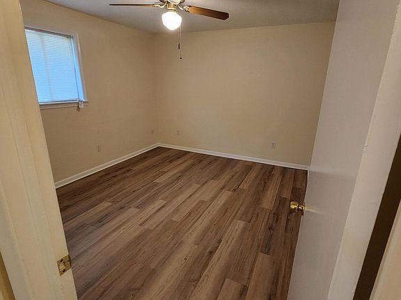 Left BR, with closet and cable outlets
