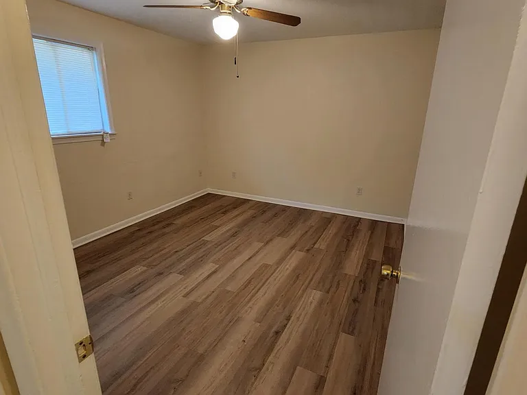 Left BR, with closet and cable outlets