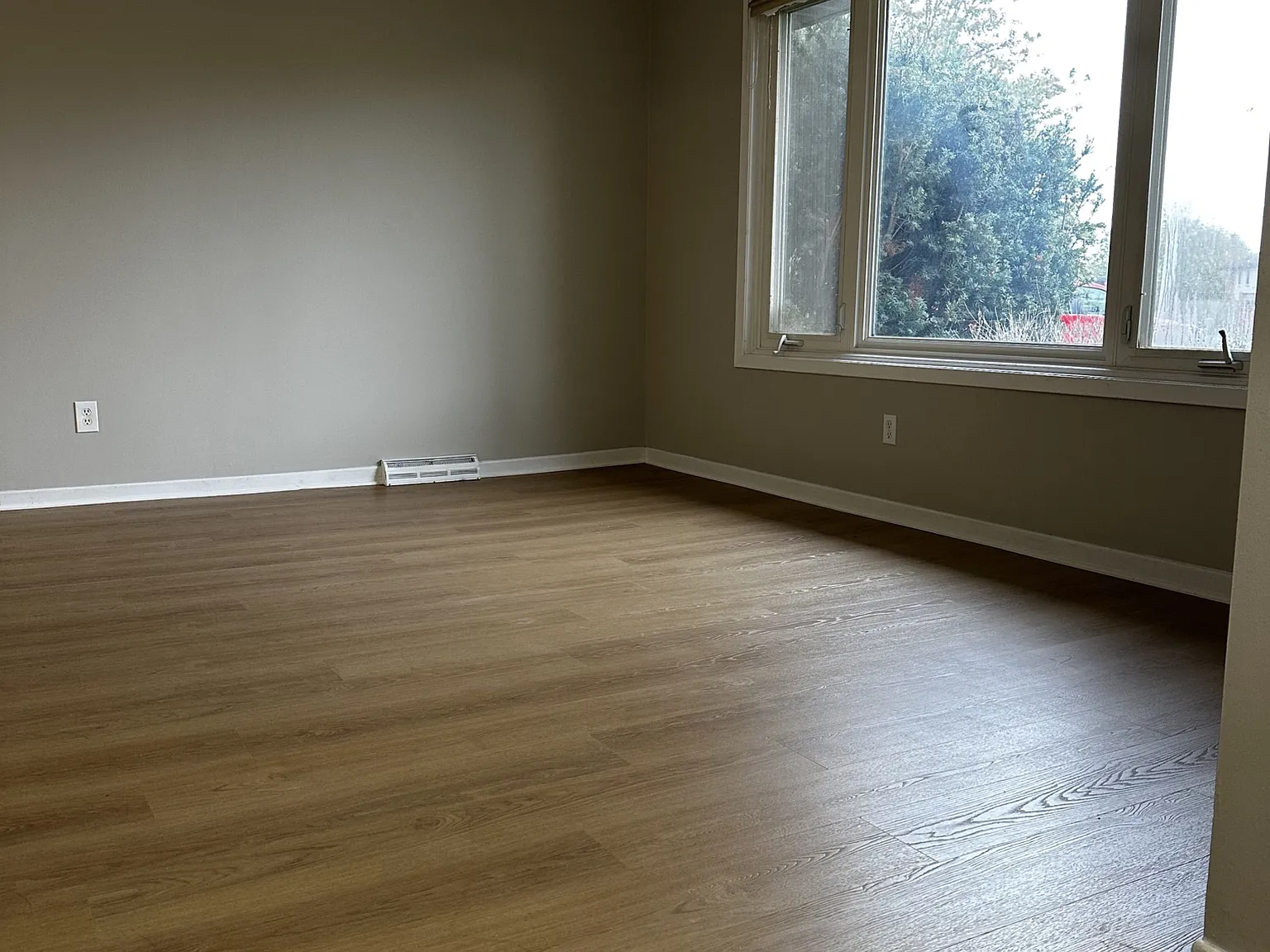 4 bed, $2,400 — Photo 3