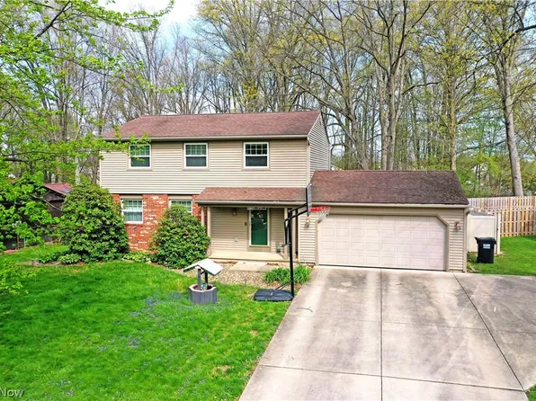 1323 Cedarwood Dr, Mineral Ridge, OH 44440