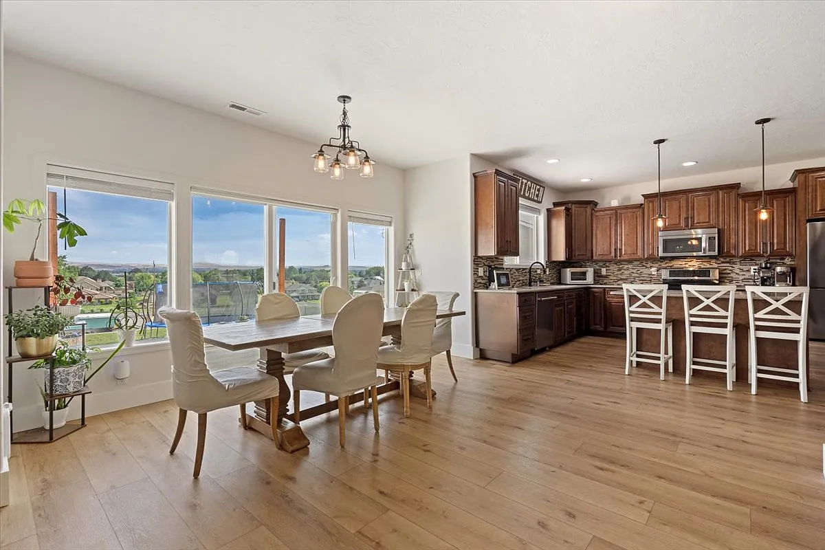 4 bed, 2643 sqft, $2,775 — Photo 3