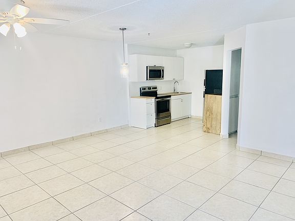 2nd image of 826 Wiggins Pass Rd APT 201